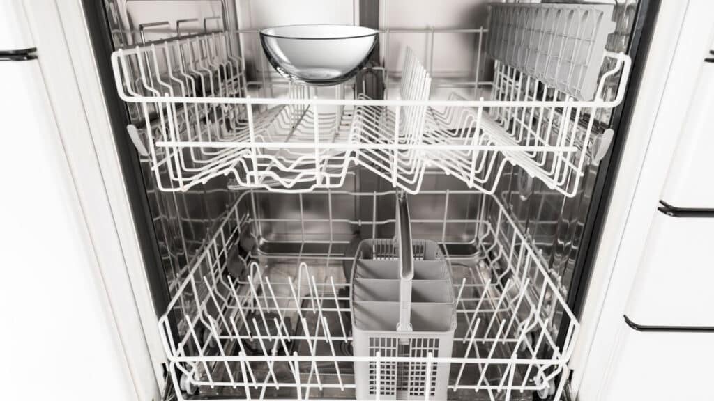 Running vinegar descaling cycle in empty dishwasher
