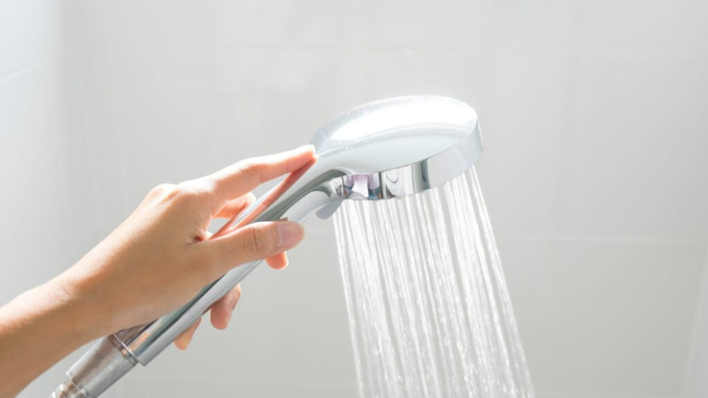 removing soap scum from shower tile using vinegar and baking soda